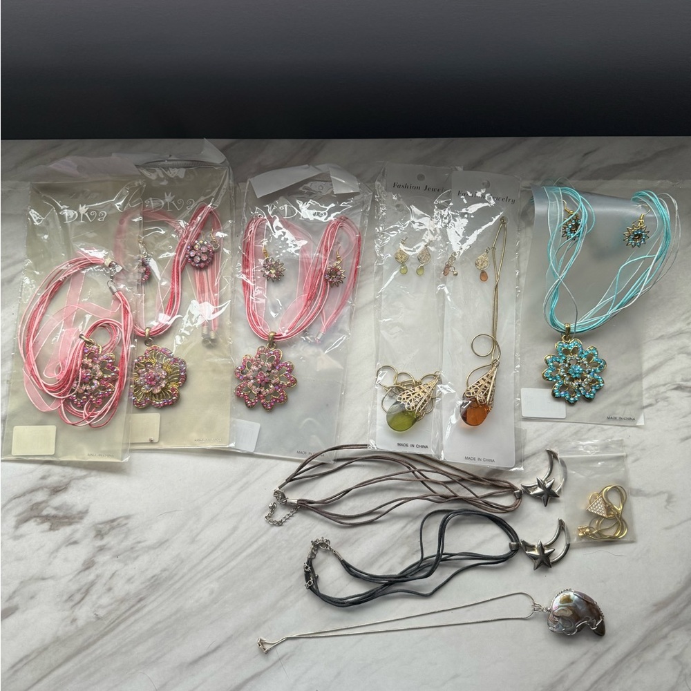 Misc Costume‎ Jewelry Necklaces
